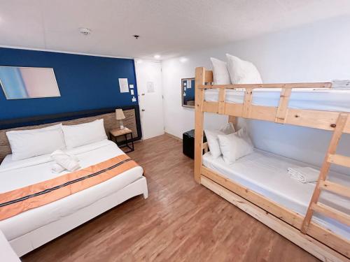 Pokój z 2 łóżkami piętrowymi i kanapą w obiekcie The New View by Ecotel w mieście Iloilo