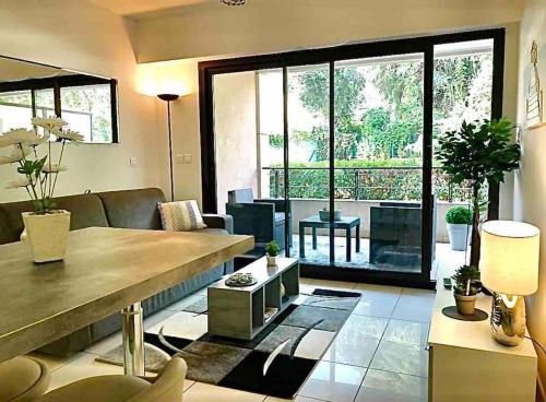 Appartement centre modern terrasse piscine parking