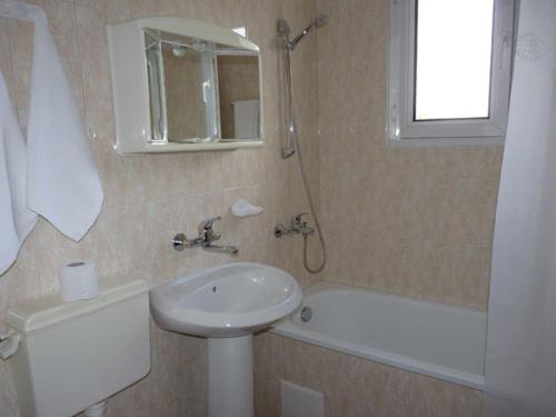een badkamer met een wastafel, een toilet en een bad bij Niko Hotel in Samokov