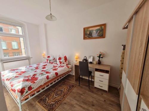 Un dormitorio con una cama y un escritorio y un escritorio. en City Stay in Zwickau, en Zwickau