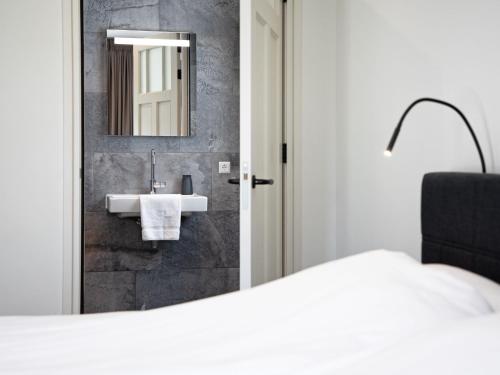 OosterendにあるVilla on Texel near Wadden Sea & Bird Areaの洗面台と鏡のあるバスルーム