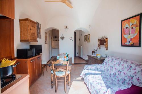 salon z kanapą i stołem w obiekcie Casa di Lella - Happy Rentals w San Remo