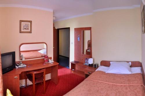 Tempat tidur dalam kamar di Hotel Korona