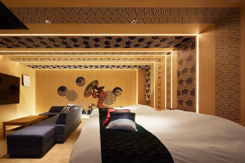 Habitación de hotel con cama y sofá en Yatomi Hotel Nuqu Natural Hot Spring, 