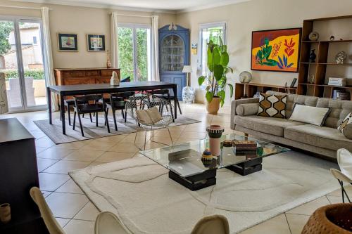un salon avec un canapé et une table dans l'établissement Superbe maison avec terrasse et piscine - Villeneuve-lès-Avignon - Welkeys, à Villeneuve-lès-Avignon