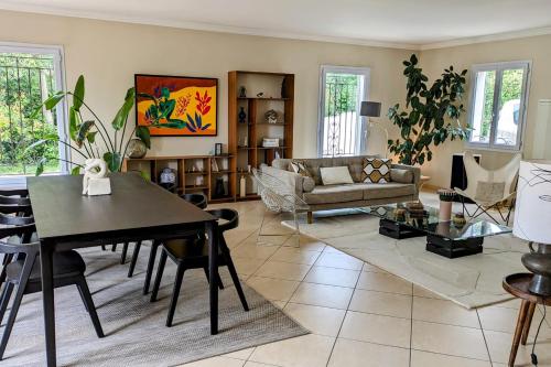 un salon avec une table et un canapé dans l'établissement Superbe maison avec terrasse et piscine - Villeneuve-lès-Avignon - Welkeys, à Villeneuve-lès-Avignon