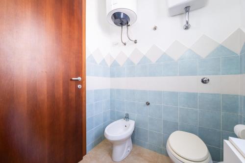 a bathroom with a toilet and a sink at Casa Maladroxia in Maladroxia