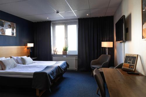 um quarto de hotel com uma cama e uma janela em The Brewery Hotel em Karlskrona