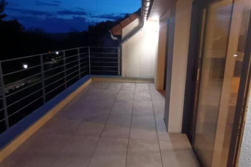 un balcon d'un immeuble la nuit avec une lumière dans l'établissement Studio entre Beaune et Dijon, à Reulle-Vergy