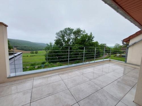 - un balcon avec vue sur un champ dans l'établissement Studio entre Beaune et Dijon, à Reulle-Vergy