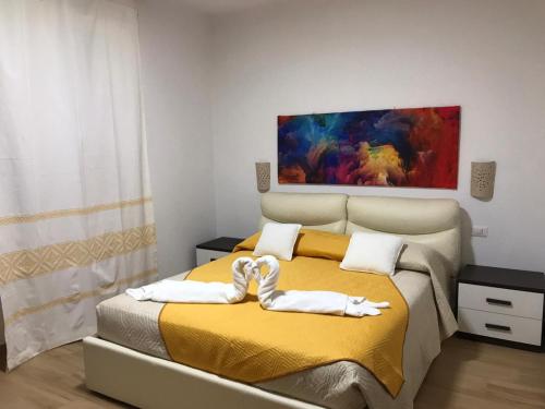 ein Schlafzimmer mit einem Bett mit zwei Handtüchern darauf in der Unterkunft Villa Andres in Sassari