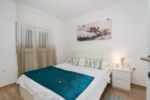 a bedroom with a bed with a blue blanket on it at Apartments Stella Per Te in Vir