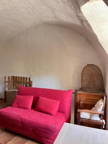 - un canapé rouge avec des oreillers rouges dans l'établissement tour casella, à Bonifacio