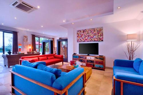 Μια τηλεόραση ή/και κέντρο ψυχαγωγίας στο Moana 3 BR Beachfront Villa JU30