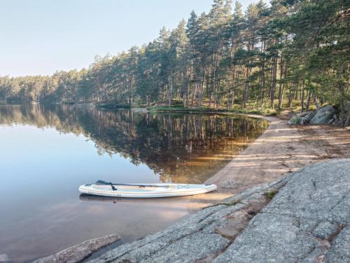 a boat sitting on the shore of a lake at Stuga Sannerud Tived in Tived