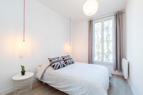 une chambre blanche avec un lit et une fenêtre dans l'établissement 253 MONT BORON - Appartement 2p - Balcon plein sud - Climatisation, à Nice