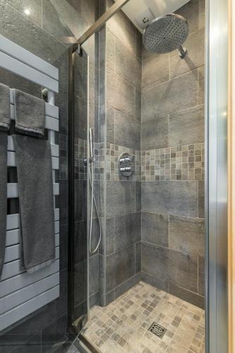 une salle de bain avec une douche avec une porte vitrée dans l'établissement 253 MONT BORON - Appartement 2p - Balcon plein sud - Climatisation, à Nice