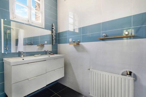 une salle de bain avec un lavabo et un miroir dans l'établissement Rozane by Yumē, à Toulouse
