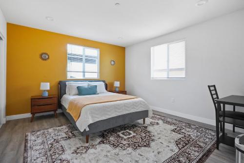 洛杉磯的住宿－Good Shepard Homestay，一间卧室设有一张床和两个窗户。