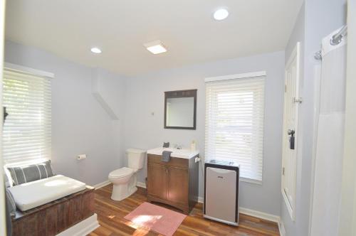 伯克利斯普林斯Broadway Cottage - Town, Hot Tub, Fire Pit, Grill, Wifi, Family Friendly, Pet Friendly的带马桶和水槽的白色浴室