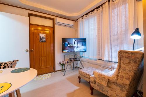 首爾的住宿－Stay Hannam Foreigner only，客厅配有椅子和电视