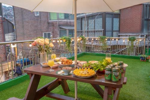- une table de pique-nique avec de la nourriture et des boissons sur le balcon dans l'établissement Stay Hannam Foreigner only, à Séoul