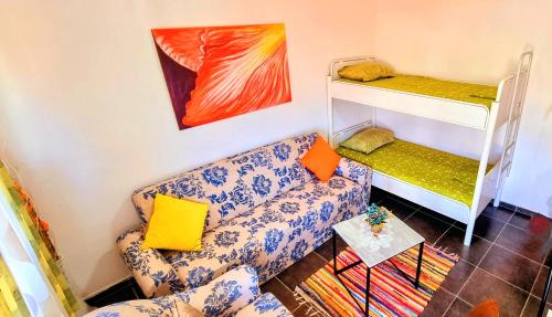 uma sala de estar com um sofá e um beliche em Willy Apartments em Velipojë