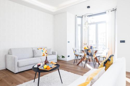 un salon avec un canapé et une table dans l'établissement Vacances Au Palace - Happy Rentals, à Menton