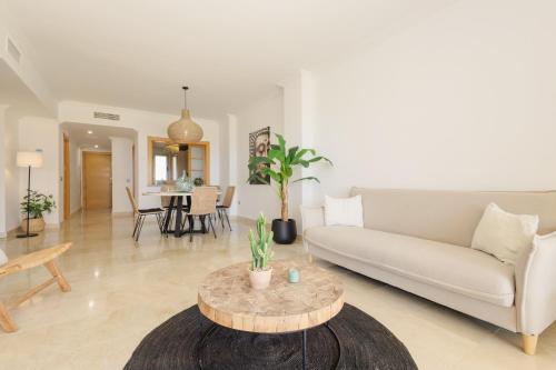 salon z kanapą i stołem w obiekcie Modern and luxurious holiday home with sea views in Benahavís w mieście Estepona