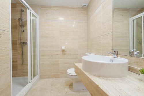 Modern and luxurious holiday home with sea views in Benahavís
