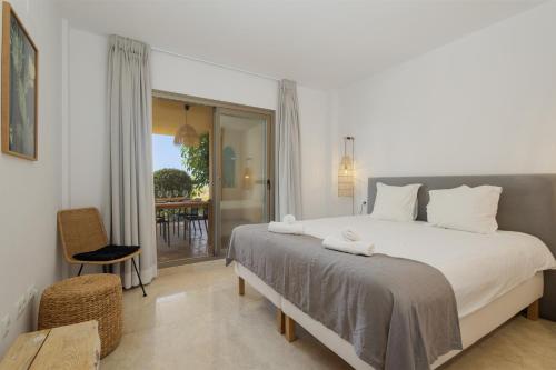 Modern and luxurious holiday home with sea views in Benahavís