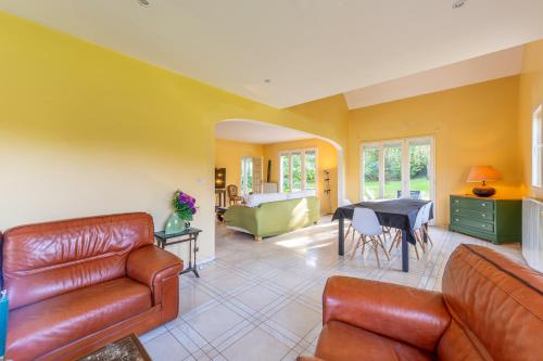 un salon avec un canapé et une table dans l'établissement Moments Conviviaux à 20' de Disney, à Saints