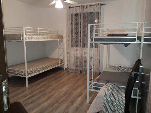 une petite pièce avec deux lits superposés dans l'établissement Magnifique villa, à Penta-di-Casinca