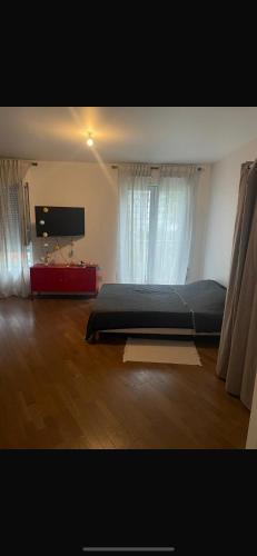 une chambre avec un lit et une télévision dans l'établissement Cardinet, à Paris