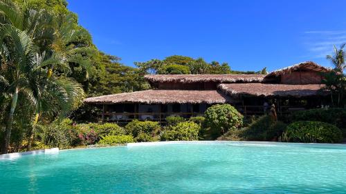 una piscina di fronte a un resort di Manga Soa Lodge a Fascène - Befefika