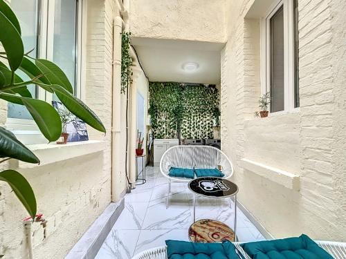 un patio avec deux chaises et une table sur un balcon dans l'établissement Le Vendangeoir, à Épernay