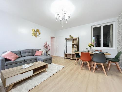 un salon avec un canapé et une table dans l'établissement Le Vendangeoir, à Épernay