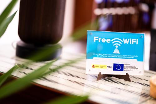 una señal de wifi gratuita sentada en una mesa en Hotel Valencia, en Las Palmas de Gran Canaria