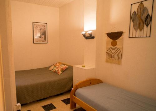 une chambre avec deux lits dans une pièce dans l'établissement Confortable 3 pièces au centre de VIAS, à Vias