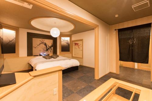 um quarto com uma cama e uma grande janela em Yatomi Hotel Nuqu Natural Hot Spring 