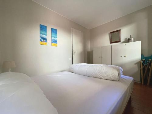 - une chambre blanche avec 2 lits et une armoire dans l'établissement 4 personnes-clim-piscine-parking, à Fitou