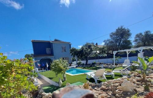 a backyard with a swimming pool and a house at Villa Andres in Sassari