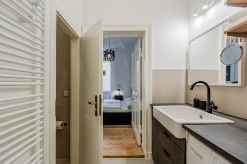 ein Badezimmer mit Waschbecken und Spiegel in der Unterkunft Urban Smart Kreuzberg in Berlin