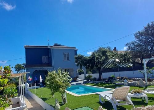 une villa avec une piscine et une maison dans l'établissement Villa Andres, à Sassari