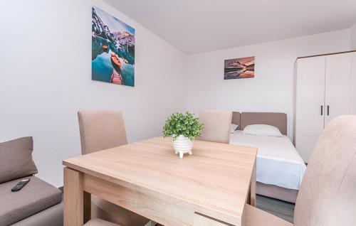 a living room with a table and a bedroom at Apartmani Vanja in Drage