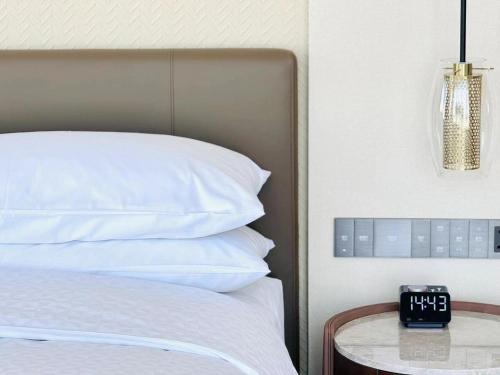 Four Points by Sheraton Yantaiにあるベッド