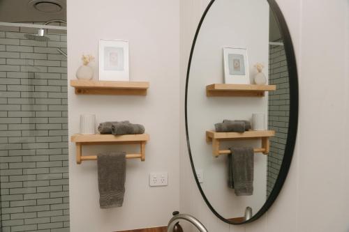 Un baño de Treetop Tranquility at Rekindle Treehouses