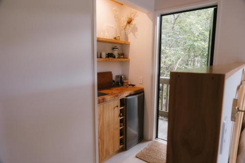 mała kuchnia ze zlewem i kuchenką w obiekcie Treetop Tranquility at Rekindle Treehouses w mieście Opua
