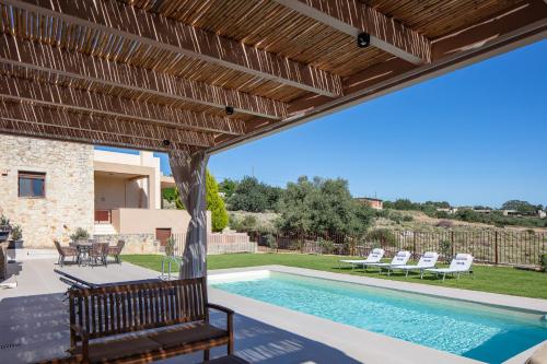 een buitenuitzicht op een villa met een zwembad bij Villa Elides in Filakí