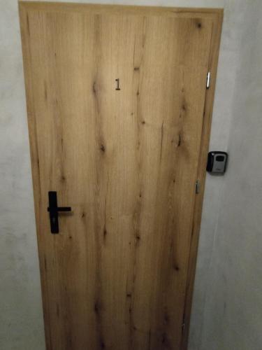 a wooden door with a cross on it at Apartamenty Wisła Krzywa 8, wanna z hydromasażem, basen zewnętrzny in Wisła